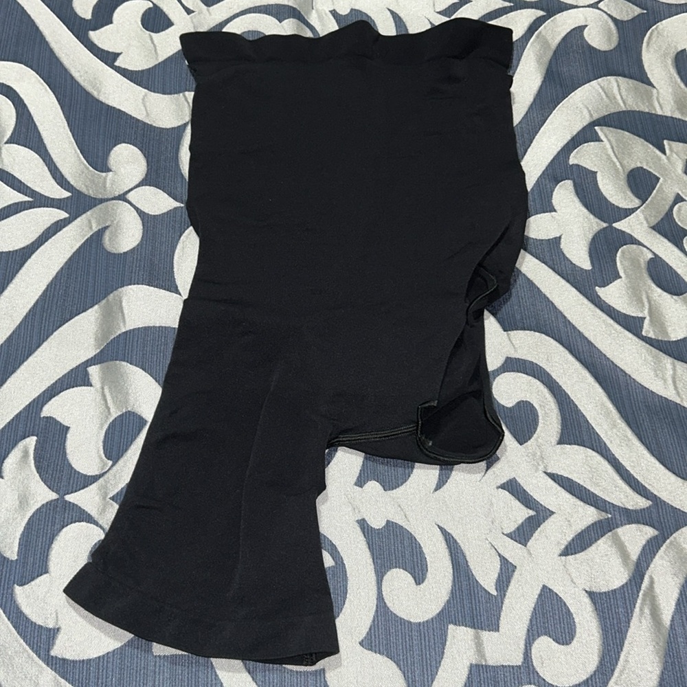 SKIMS Black Seamless Solution Short left leg with exposed NWOT